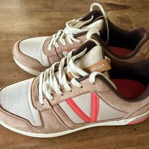 Vionic sneakers size US 9/ EU 41